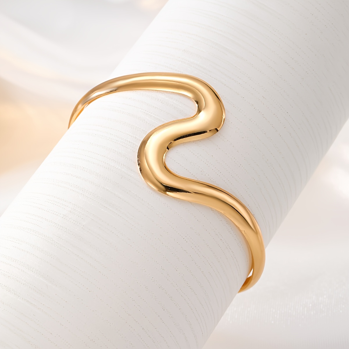 European and American-style Geometric Wave S-opening Bangle